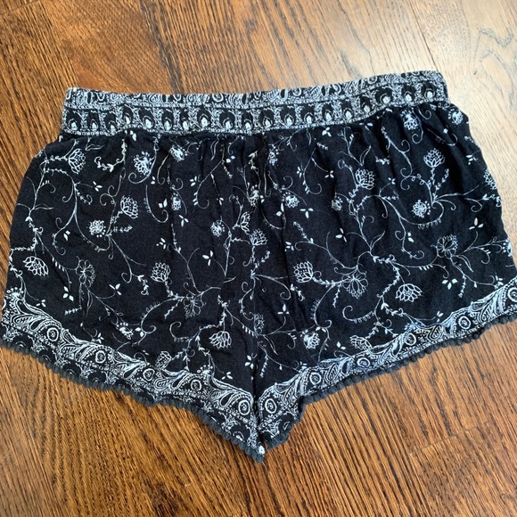 Flowy black and white shorts - Picture 4 of 4
